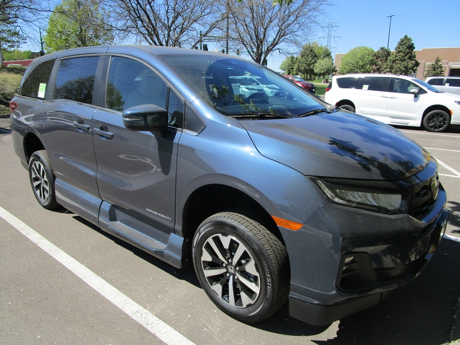 Blue Honda Odyssey image number 2
