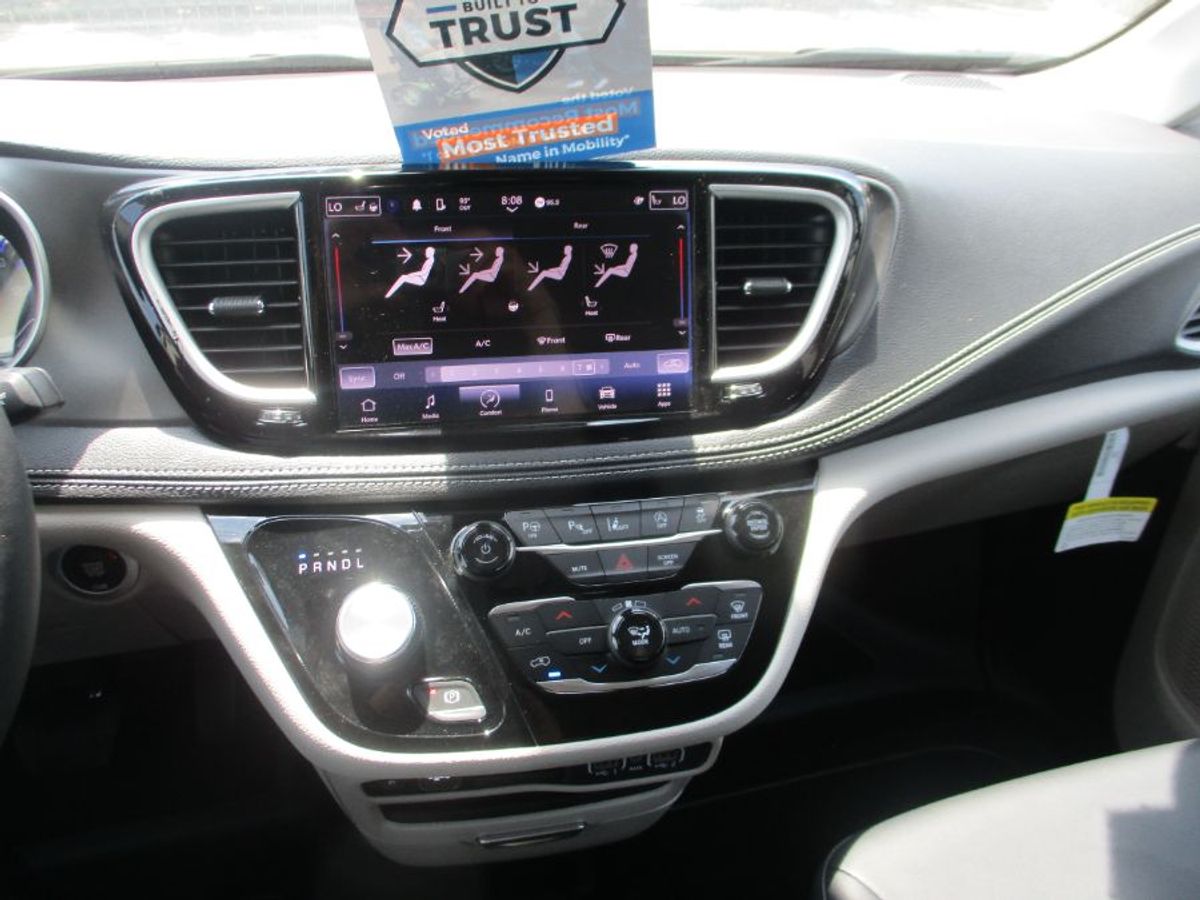 Silver Chrysler Pacifica image number 12