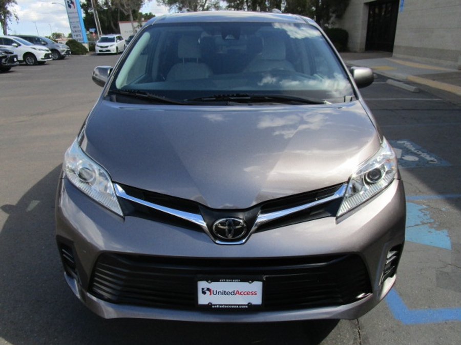 Used 2020 Toyota Sienna LE - BraunAbility Side Entry Entry Fold Out Automatic Ramp