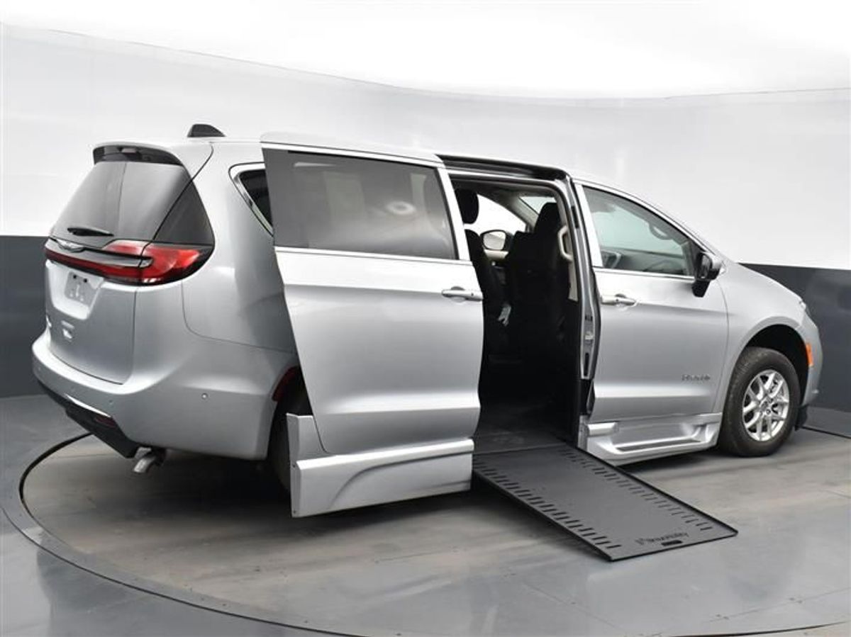 Silver Chrysler Pacifica image number 6