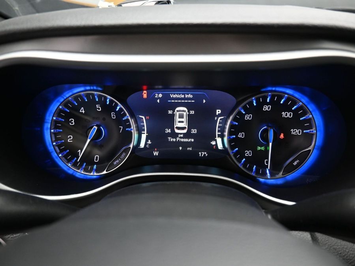 Black Chrysler Pacifica image number 15