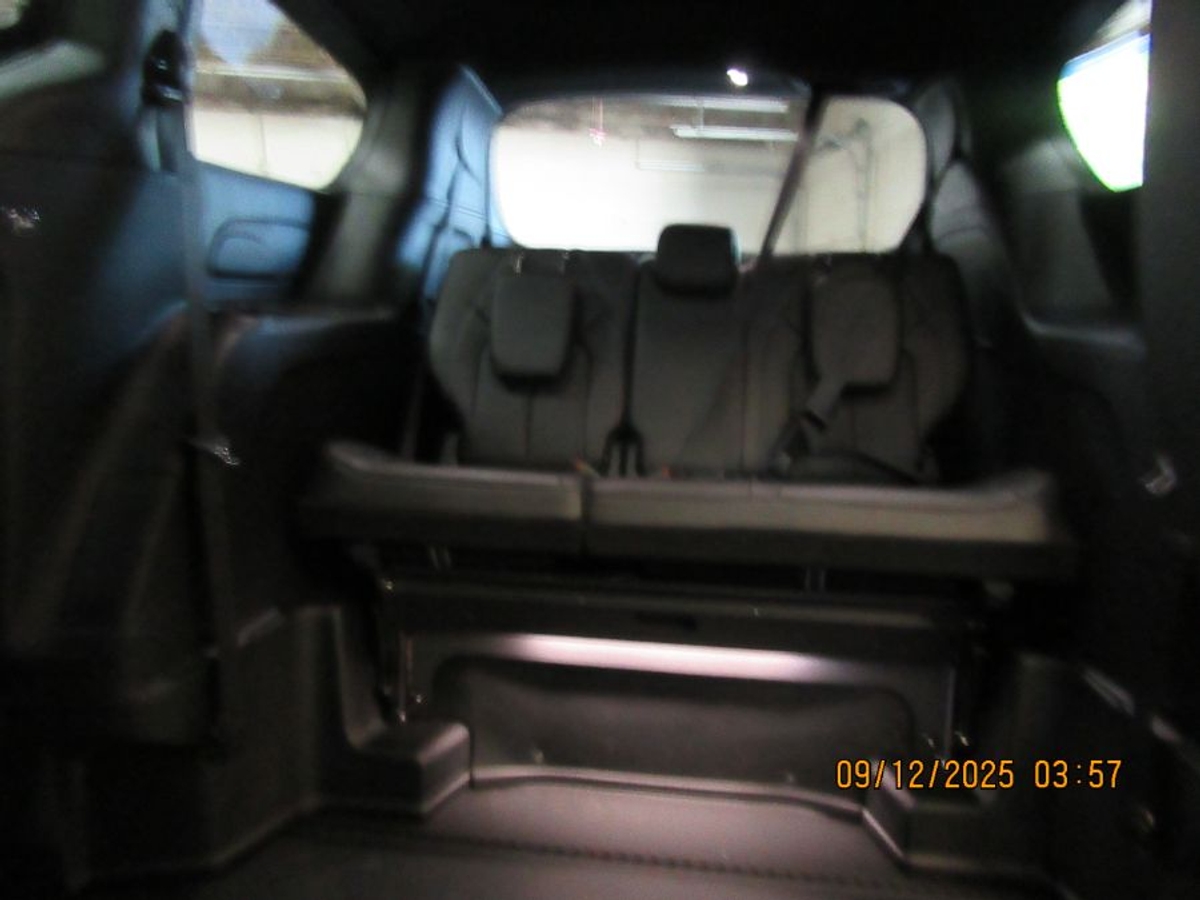 Black Chrysler Pacifica image number 7