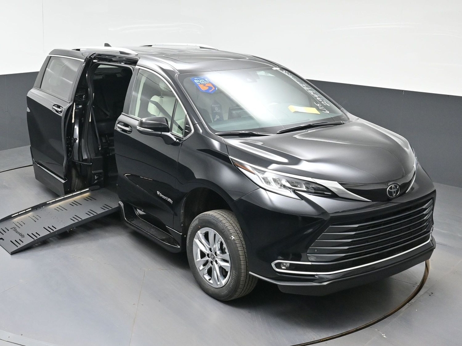 New 2026 Toyota Sienna Hybrid Limited - BraunAbility Side Entry Fold Out Automatic Ramp