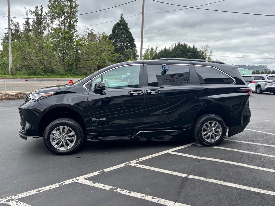 Used 2025 Toyota Sienna Hybrid XLE - BraunAbility Side Entry Entry Fold Out Automatic Ramp
