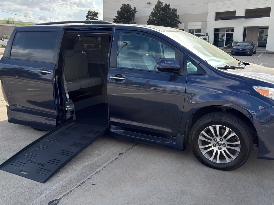 Used 2018 Toyota Sienna XLE Base - BraunAbility Side Entry Entry Fold Out Automatic Ramp