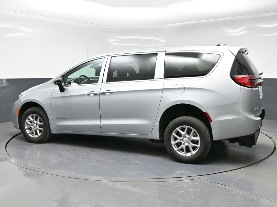 Silver Chrysler Pacifica image number 3