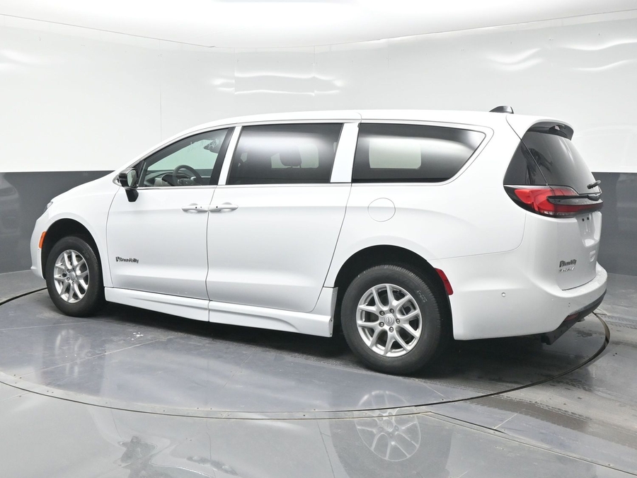 White Chrysler Pacifica image number 1