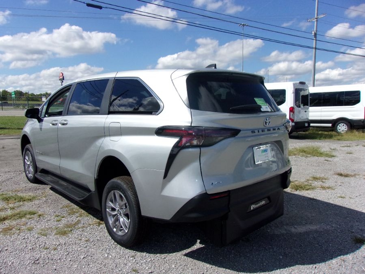 2025 TOYOTA SIENNA - Image 11