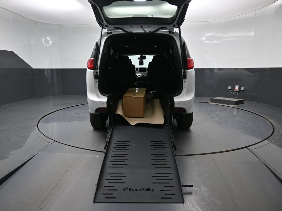 White Chrysler Voyager image number 3