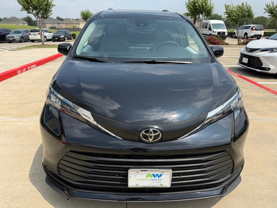 Imagen de la Toyota Sienna negra número 7