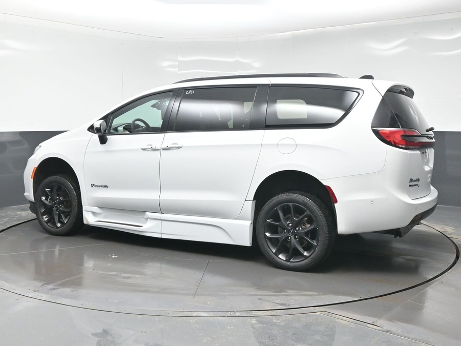 Used 2023 Chrysler Pacifica Touring L - BraunAbility Side Entry Entry Fold Out Automatic Ramp