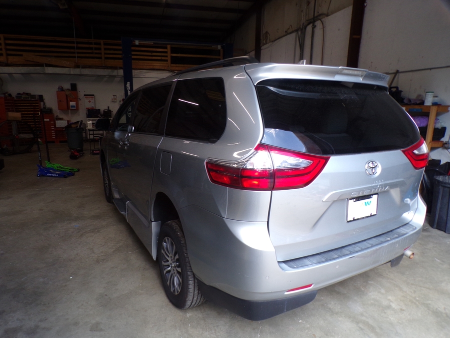 2020 Toyota Sienna XLE - Photo 4