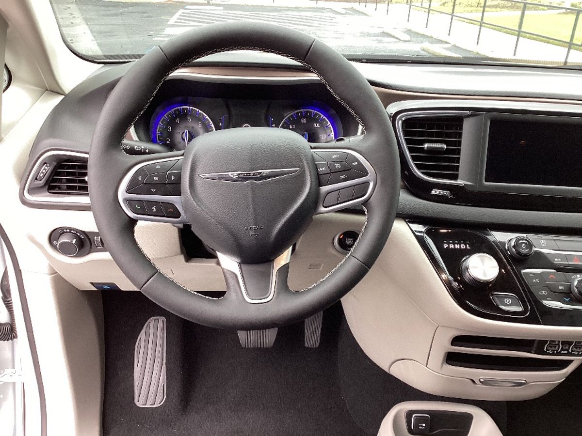 White Chrysler Voyager image number 10