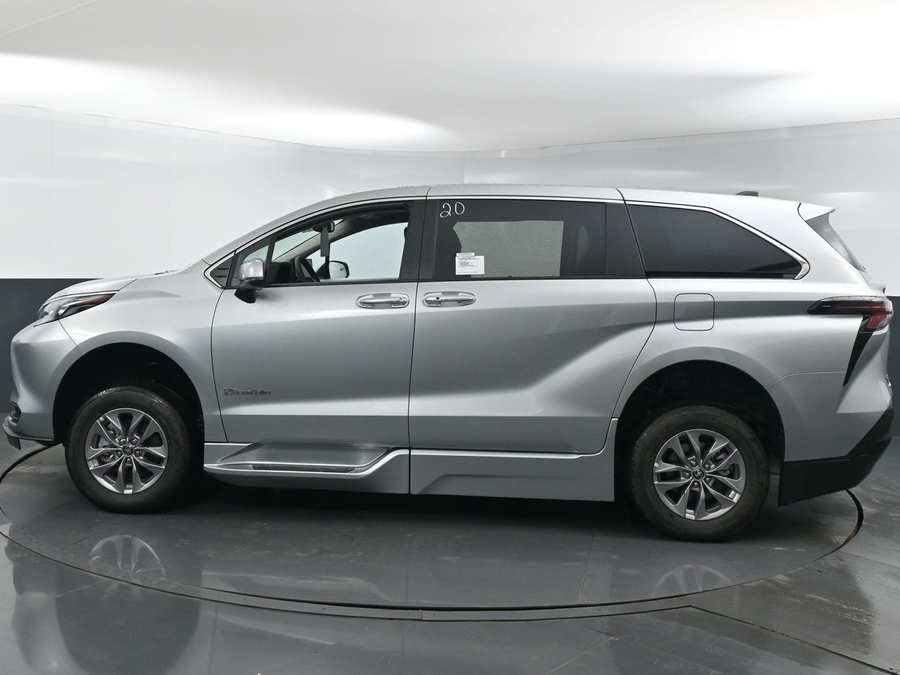 New 2025 Toyota Sienna Hybrid XLE Base - BraunAbility Side Entry Entry Fold Out Automatic Ramp