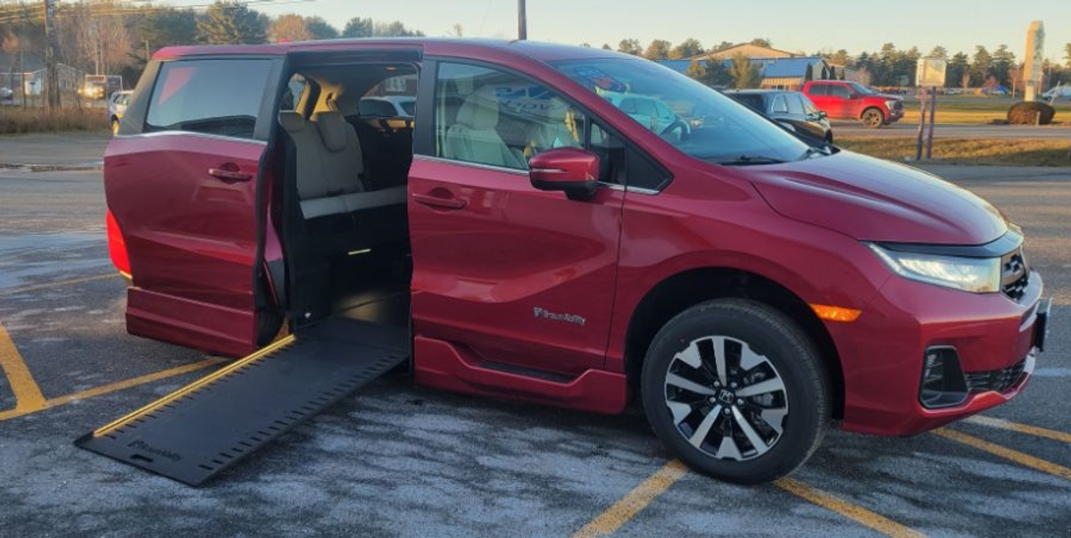 Red Honda Odyssey image number 1