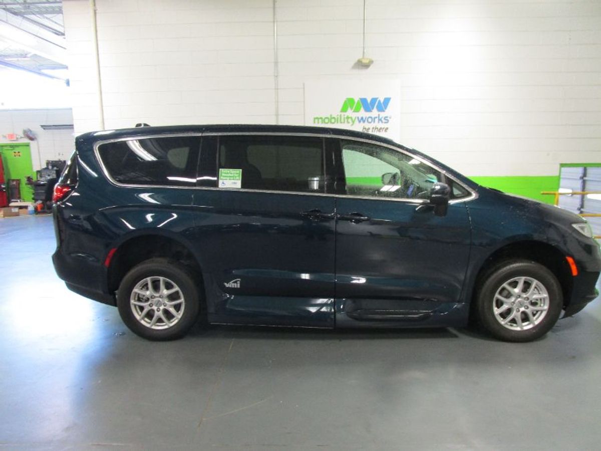 Blue Chrysler Pacifica image number 6