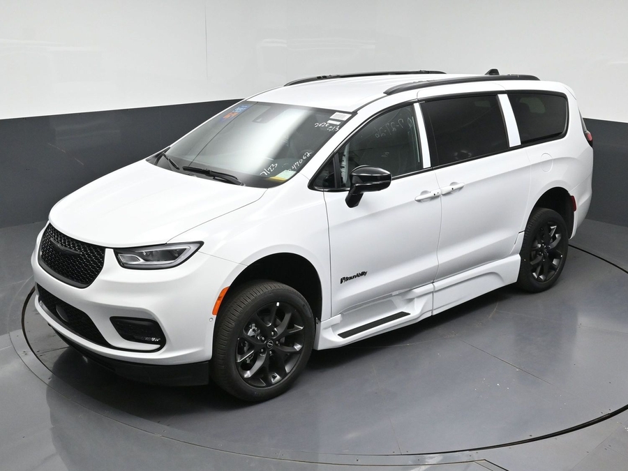 White Chrysler Voyager image number 26
