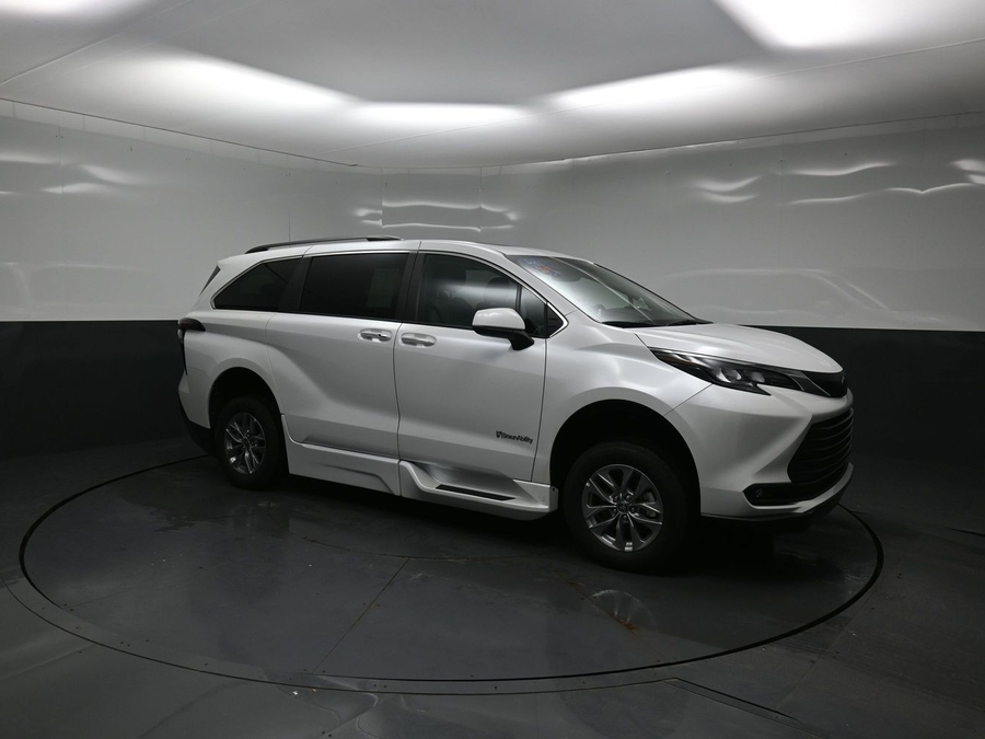 White Toyota Sienna image number 17