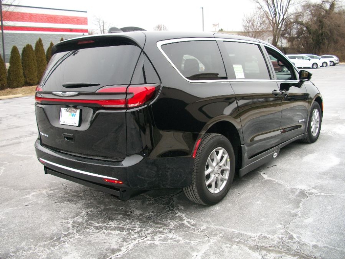 Black Chrysler Pacifica image number 1