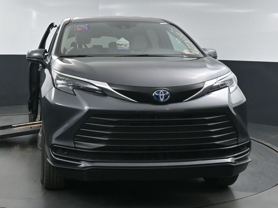 New 2025 Toyota Sienna Hybrid LE - BraunAbility Side Entry Entry Fold Out Automatic Ramp