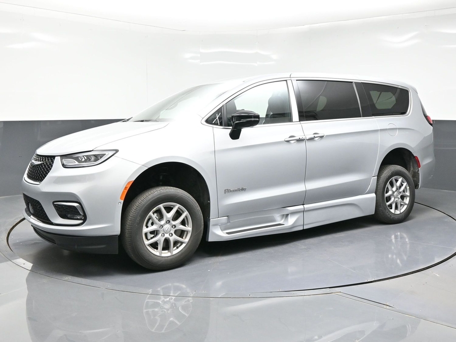 New 2026 Chrysler Pacifica Select Safety - BraunAbility Side Entry In Floor Automatic Ramp