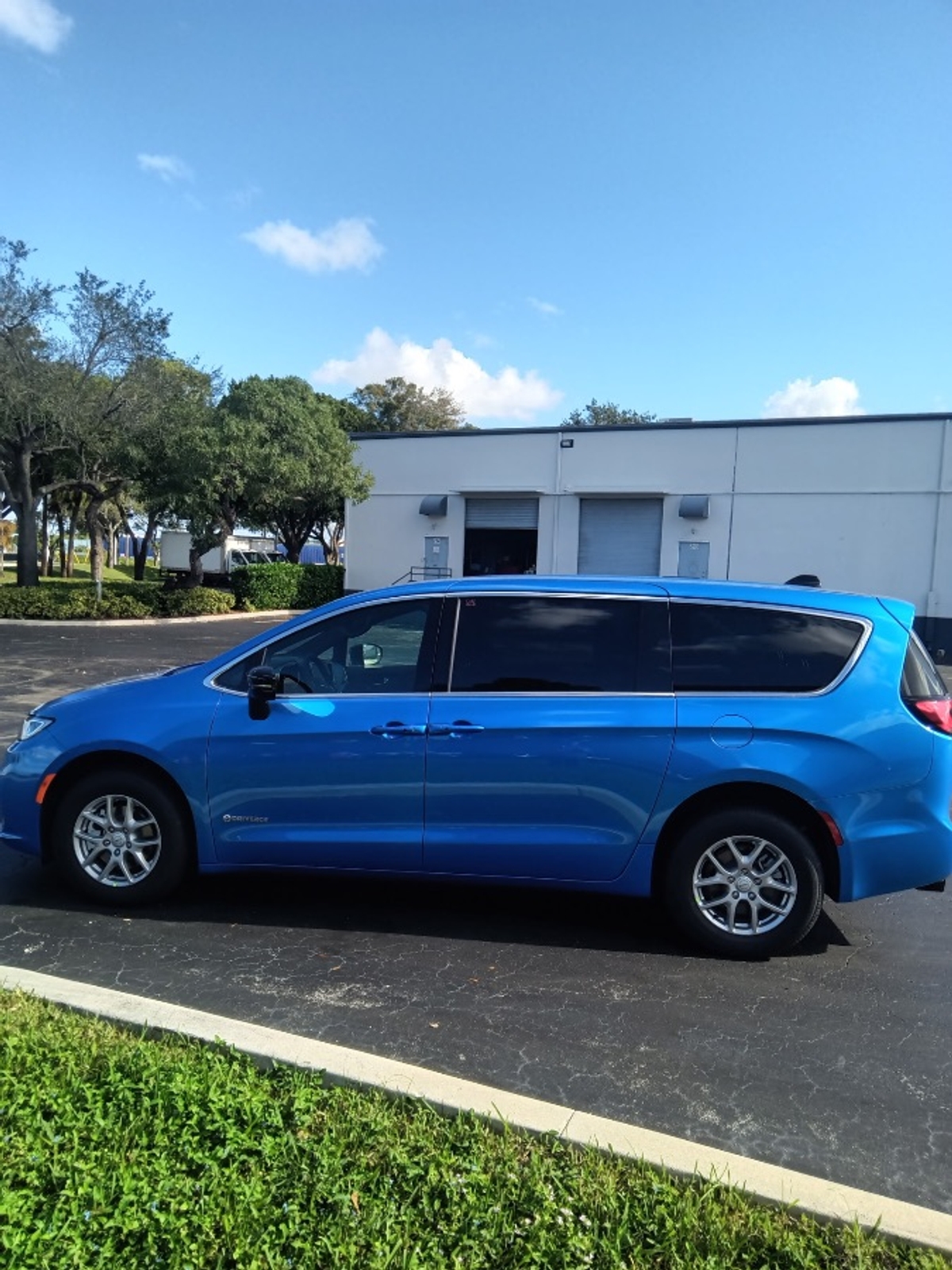 Blue Chrysler Pacifica image number 2