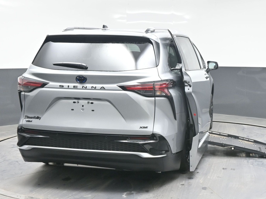 Silver Toyota Sienna image number 2