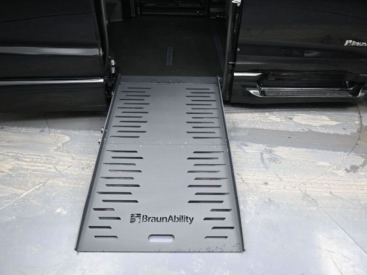 Black Chrysler Pacifica image number 10