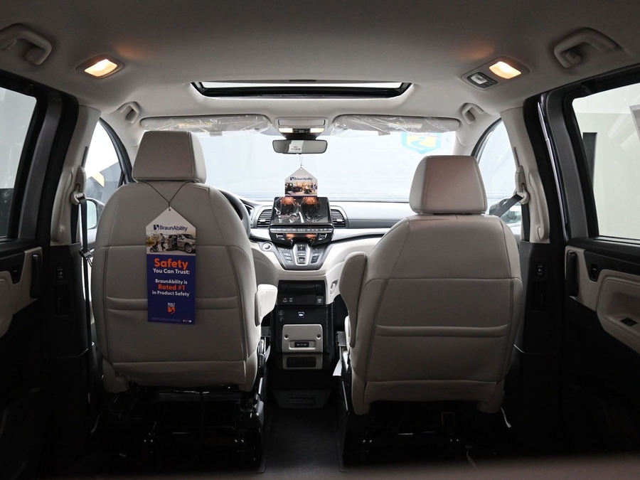 Silver Honda Odyssey image number 14