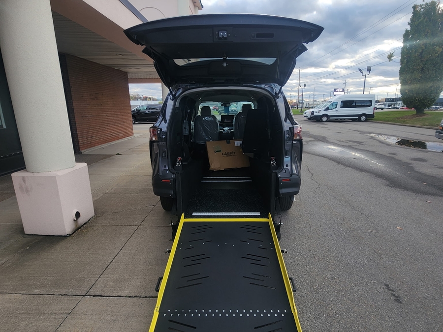 New 2025 Toyota Sienna Hybrid LE - Vantage Mobility Commercial Rear Entry Entry Fold Out Manual Ramp