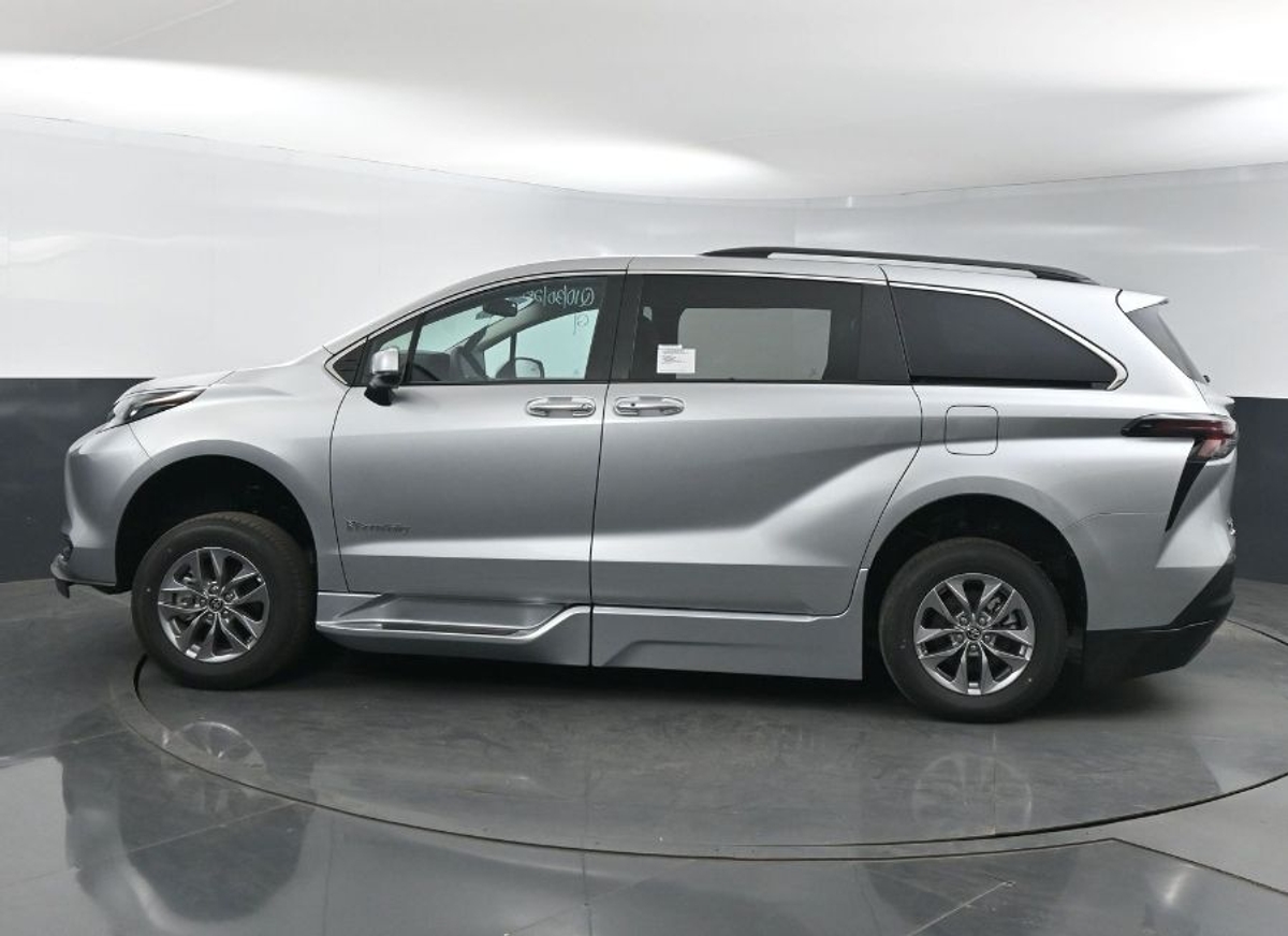 2025 TOYOTA SIENNA - Image 6