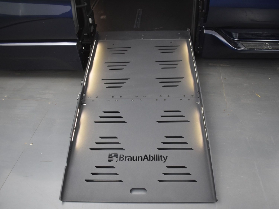 New 2025 Toyota Sienna Hybrid XLE Base - BraunAbility Side Entry Entry Fold Out Automatic Ramp