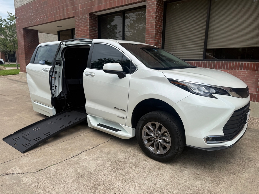 Used 2021 Toyota Sienna Hybrid XLE - BraunAbility Side Entry Entry Fold Out Automatic Ramp