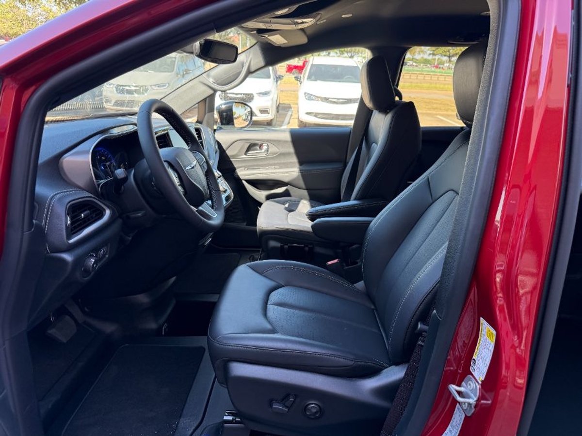 2025 CHRYSLER PACIFICA - Image 10