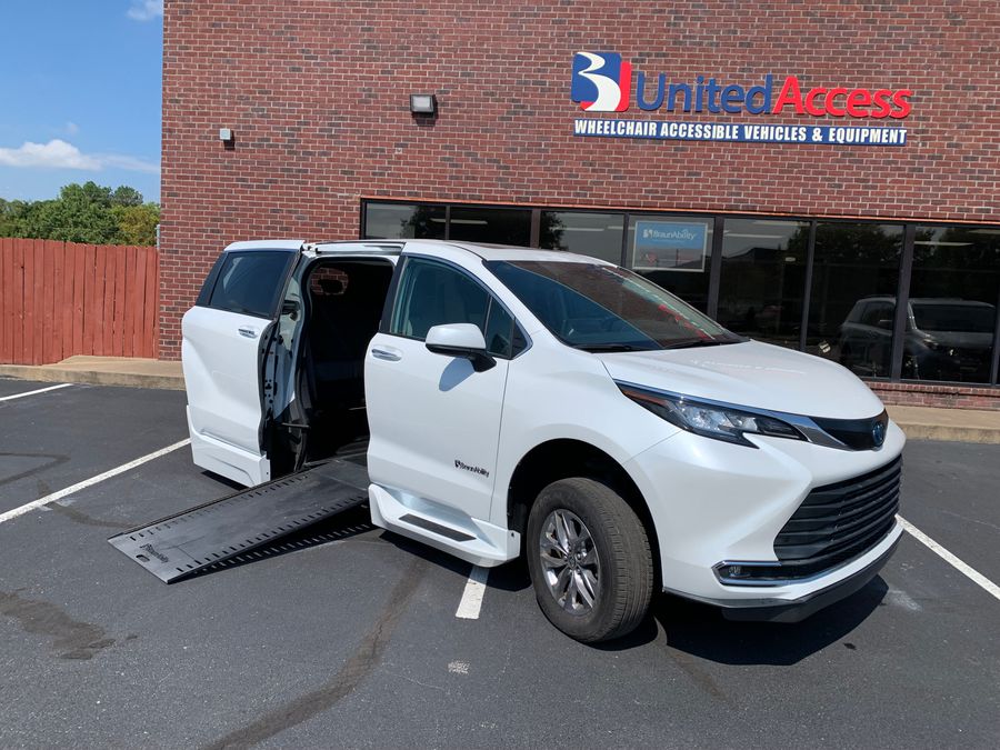 Used 2022 Toyota Sienna Hybrid XLE Base - BraunAbility Side Entry Entry In Floor Automatic Ramp