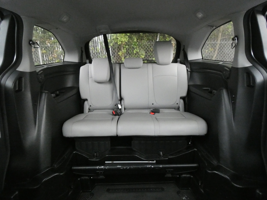 Silver Honda Odyssey image number 6