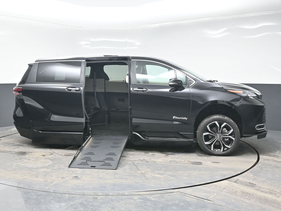New 2025 Toyota Sienna Hybrid Platinum - BraunAbility Side Entry Entry Fold Out Automatic Ramp