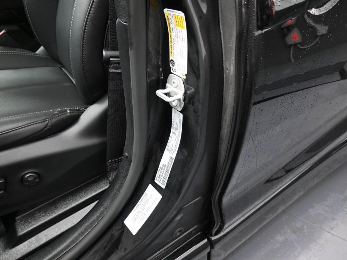 Black Chrysler Pacifica image number 16