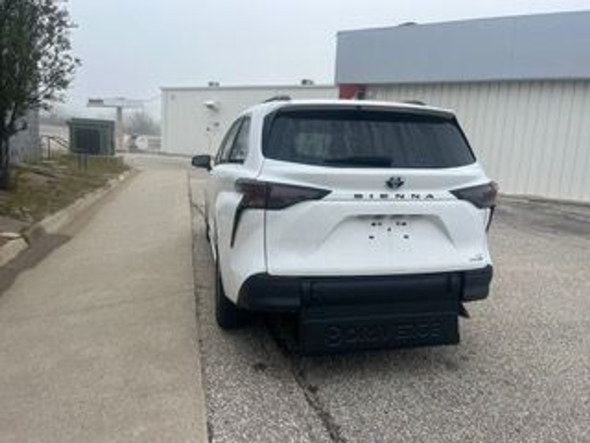 2024 TOYOTA SIENNA - Image 6
