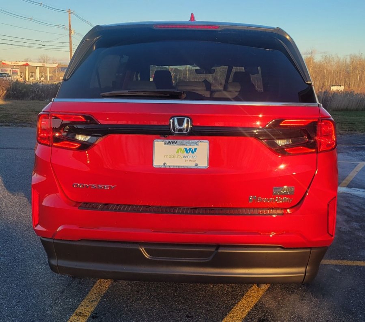 Red Honda Odyssey image number 9