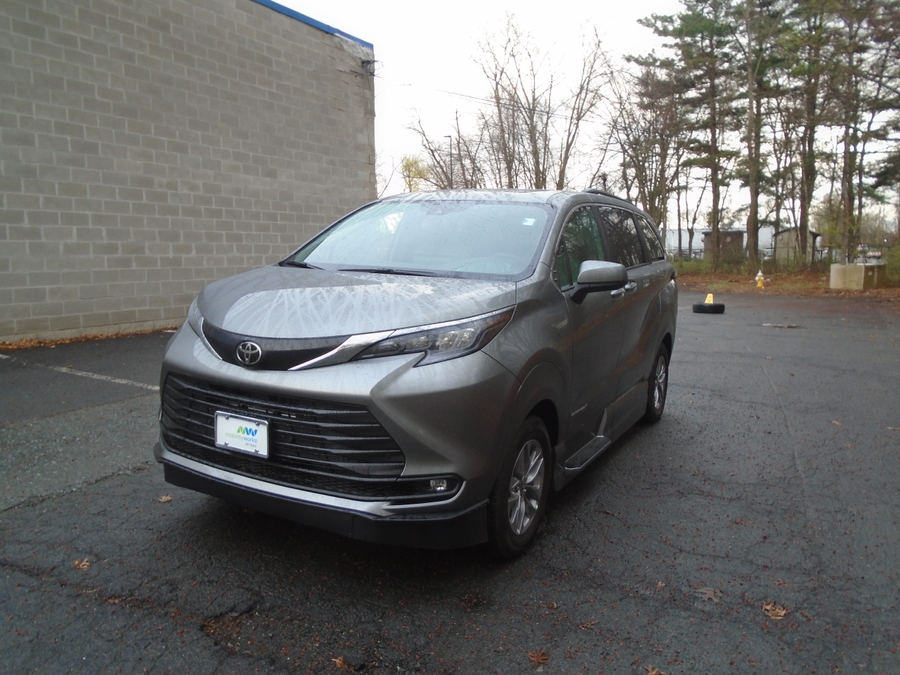 Grey Toyota Sienna image number 15