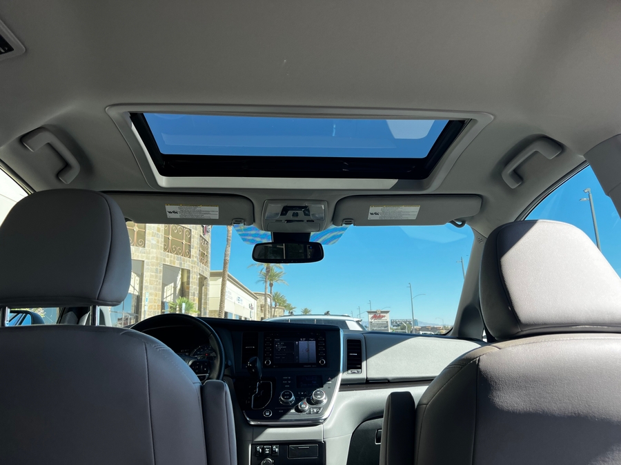 Used 2018 Toyota Sienna XLE NY - BraunAbility Side Entry Entry Fold Out Automatic Ramp