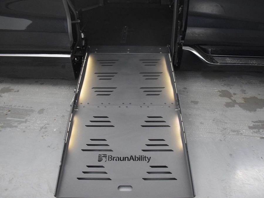 New 2025 Toyota Sienna Hybrid XLE PLUS - BraunAbility Side Entry Entry Fold Out Automatic Ramp