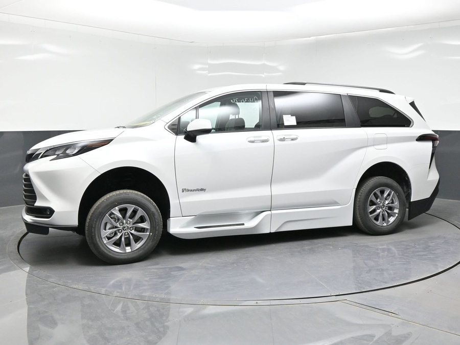 White Toyota Sienna image number 11