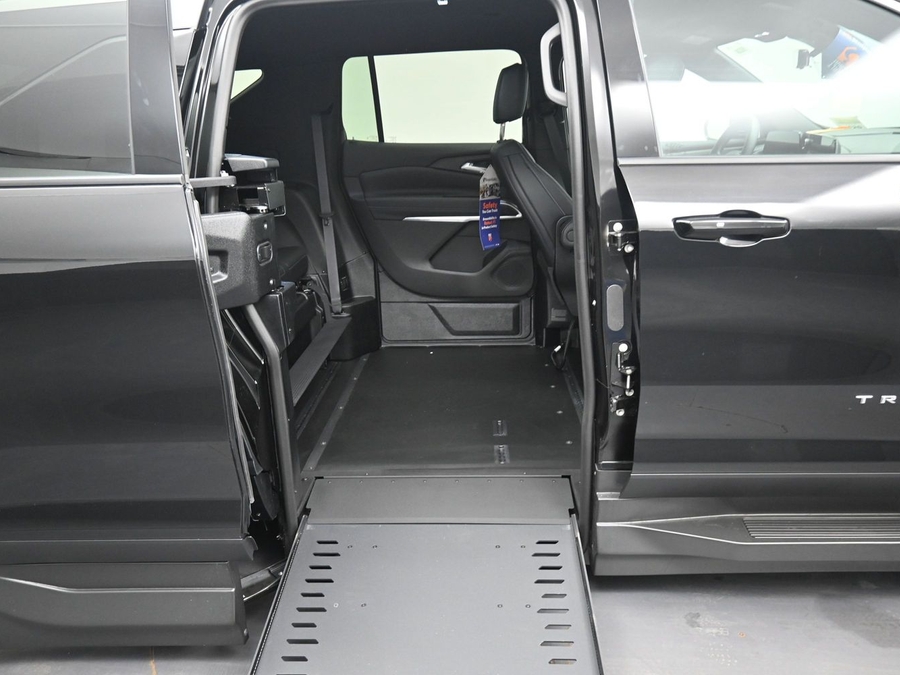 New 2026 Chevrolet Traverse 1LT - BraunAbility Side Entry In Floor Automatic Ramp