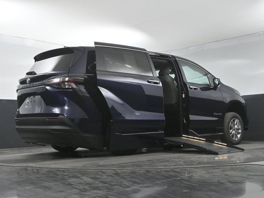 New 2025 Toyota Sienna Hybrid XLE Base - BraunAbility Side Entry Entry Fold Out Automatic Ramp