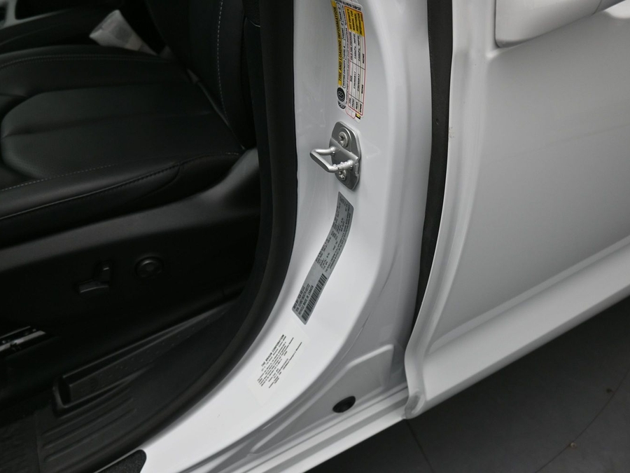 White Chrysler Pacifica image number 15