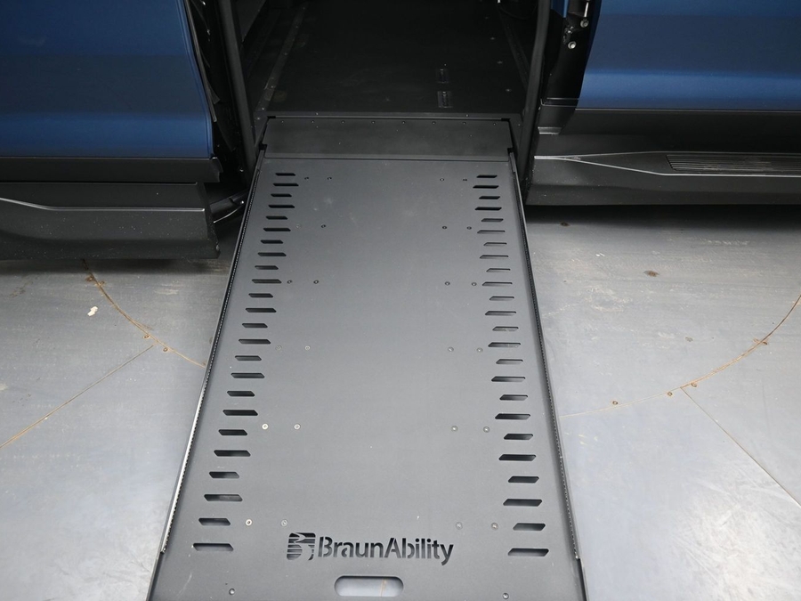 New 2026 Chevrolet Traverse 1LT - BraunAbility Side Entry In Floor Automatic Ramp