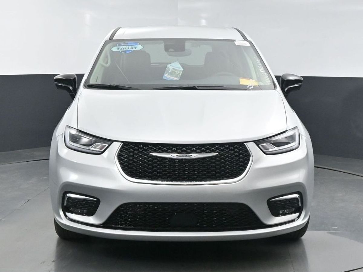 Silver Chrysler Pacifica image number 15