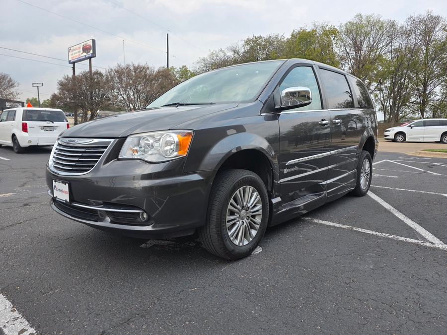 Used 2016 Chrysler Town and Country Touring-L - BraunAbility Side Entry Entry In Floor Automatic Ramp